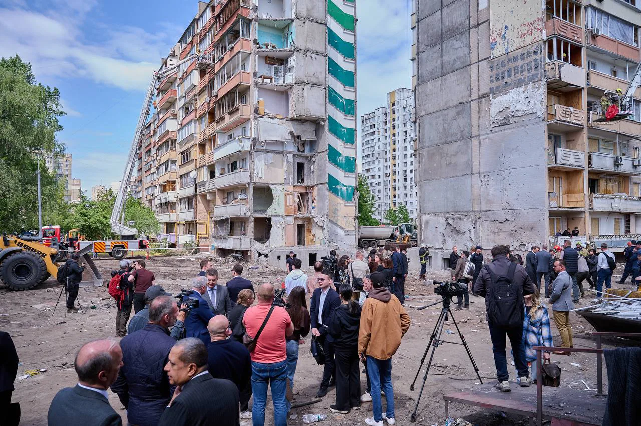 Понад 60 дипломатам показали місце влучання російської ракети у багатоповерхівку в Києві