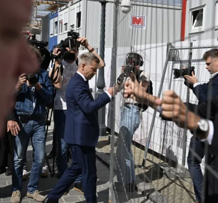 Мадяр прибрав огорожу біля колишньої резиденції Орбана і запросив туди туристів