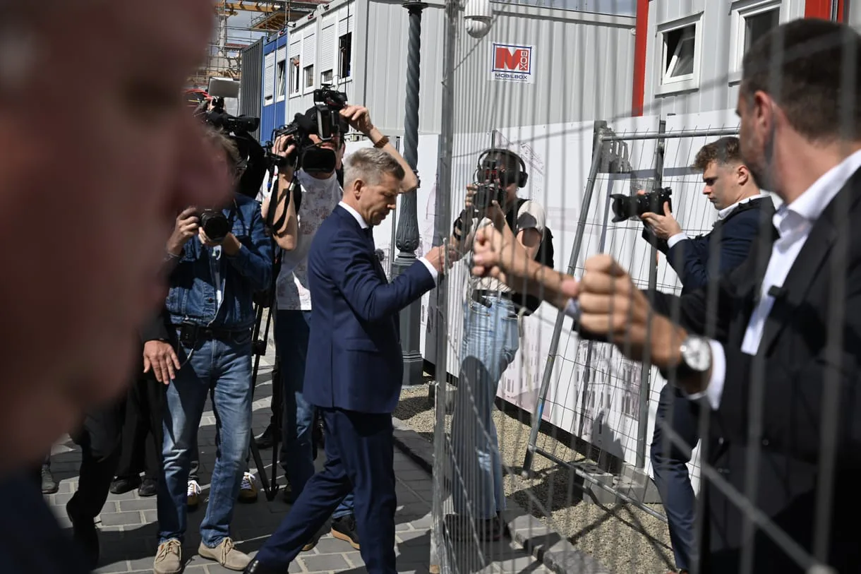 Мадяр прибрав огорожу біля колишньої резиденції Орбана і запросив туди туристів