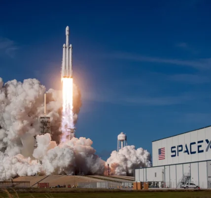 SpaceX знижує ціну акції перед історичним IPO - Bloomberg