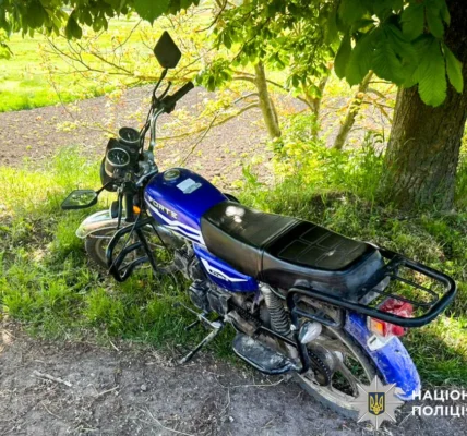 На Рівненщині в ДТП травмувалися водій мотоцикла та троє пасажирів, серед них - двоє дітей
