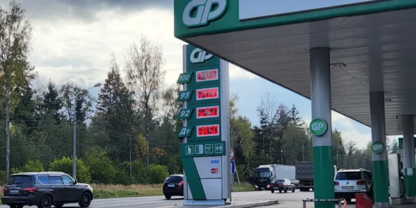У ще двох регіонах росії повідомляють про дефіцит бензину після атак дронів