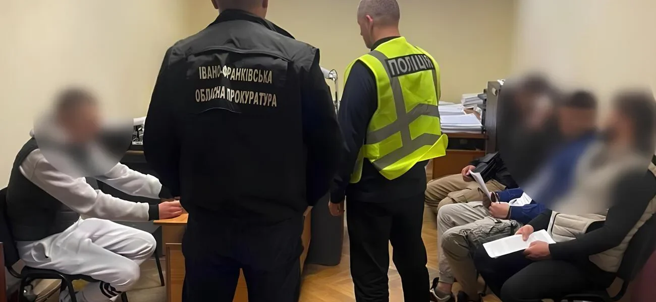 На Прикарпатті судитимуть п’ятьох чоловіків за крадіжки коштів у пенсіонерів та військових