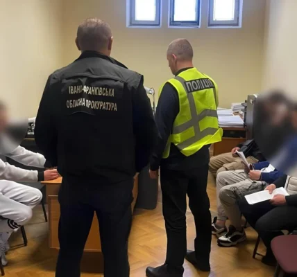 На Прикарпатті судитимуть п’ятьох чоловіків за крадіжки коштів у пенсіонерів та військових