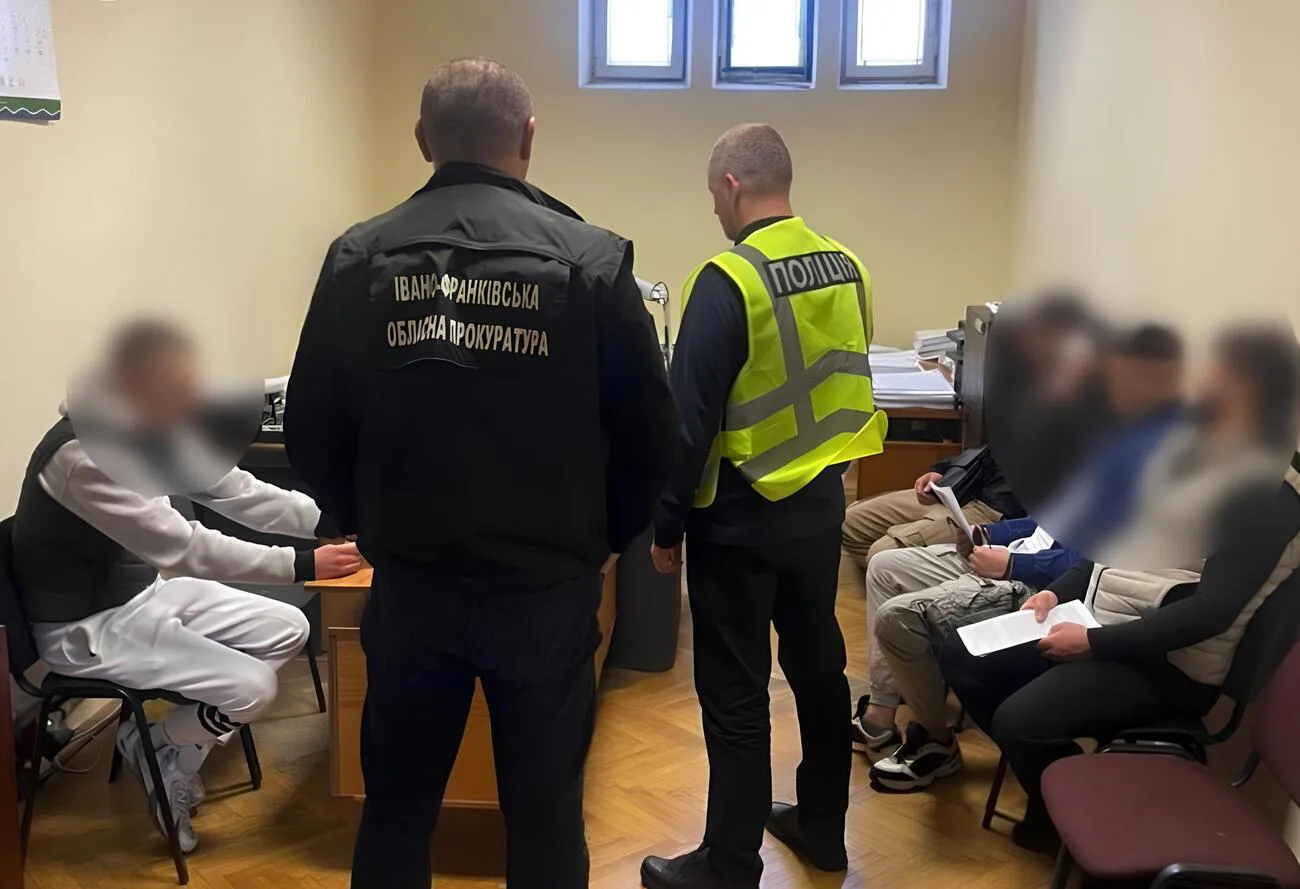На Прикарпатті судитимуть п’ятьох чоловіків за крадіжки коштів у пенсіонерів та військових