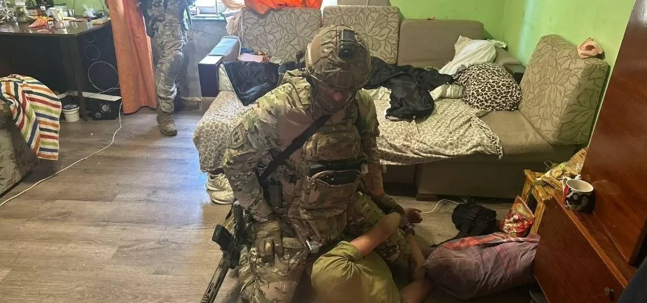 В Ужгороді озброєний чоловік забарикадувався з дружиною та дитиною у будинку, КОРД провів спецоперацію