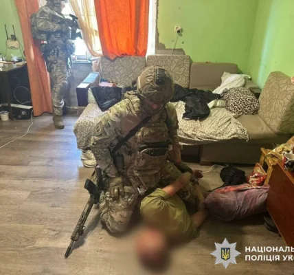 В Ужгороді озброєний чоловік забарикадувався з дружиною та дитиною у будинку, КОРД провів спецоперацію