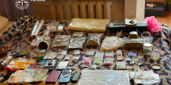 У Києві затримали організатора нарковечірок - у нього вдома знайшли 2,5 кг наркотиків та психотропів