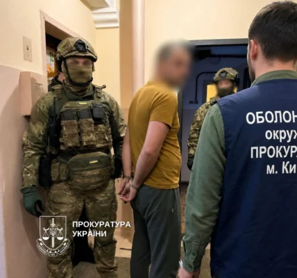 У Києві затримали чоловіка за продаж зброї через поштомати