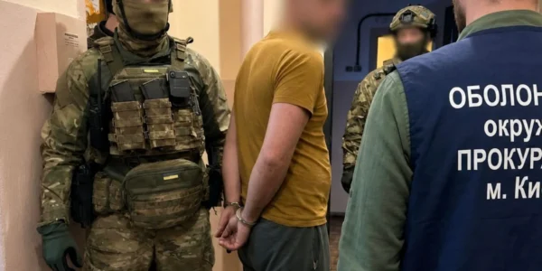 У Києві затримали чоловіка за продаж зброї через поштомати