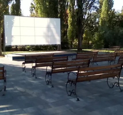 У Чернівцях вандали зруйнували кінотеатр просто неба фестивалю “Миколайчук OPEN”