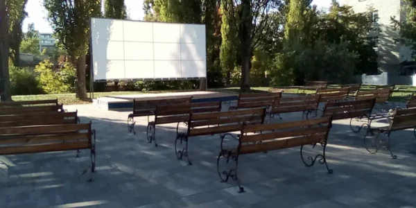 У Чернівцях вандали зруйнували кінотеатр просто неба фестивалю “Миколайчук OPEN”