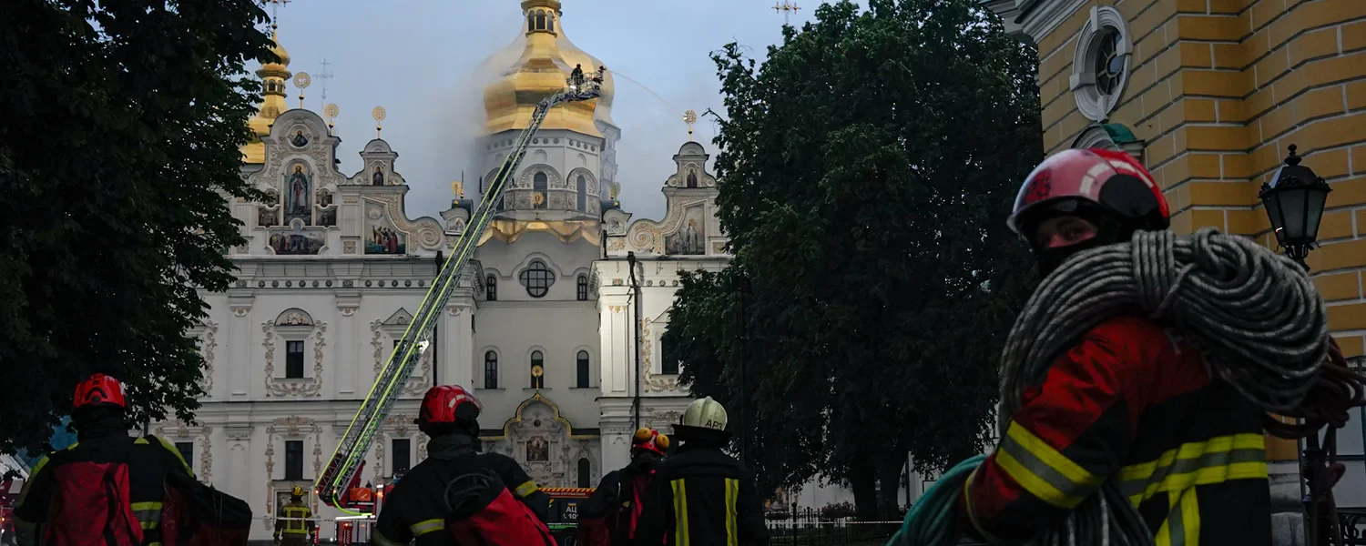 У Лаврі та Мистецькому арсеналі у Києві триває гасіння пожеж після масованого удару рф