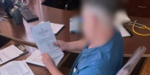 У Києві лікарю повідомили про підозру через смерть військового з непоміченим переломом